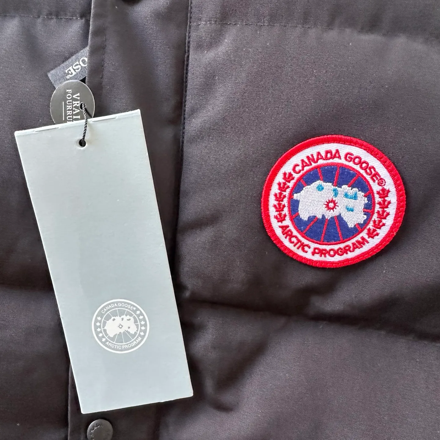 P380 Top real shot - Style number: TT119 Canada Goose has always been recognized as the warmest down jacket. Various Instagram celebrities, Internet celebrities, and celebrities often wear it for street photos. I make Canada Goose every year, but I still can't get rid of my love for the goose. No matter how cold the days are, there is no need to be afraid because of the care of the goose. The down vest is definitely a concave shape in autumn and winter. It is a trading company order model, exclusively launched! The purchase at the counter is the same as the genuine original clothes. Pay attention to the matching. There is velvet on the back collar, which is more warm. There is a zippered hidden pocket on the inside, and the genuine net pocket is synchronized inside. You need to compare the genuine products at any time. All the accessories are custom-made from the original factory. 1️⃣Fabric: Domestic exclusive Japanese original fabric with characteristics: waterproof, drill-proof, anti-fading, 24-count calendered woolen surface (waterproof level conforms to the ball raincoat level) 2️⃣Down: national standard 80 white duck down Supports identification (many on the market are 50 velvet and recharged in order) with better thermal insulation performance, light and not heavy, and good recovery of fluffiness after compression!  3️⃣Zipper: Original factory customized zipper with clear engraving and perfect texture. Original customized authentic YKK military-grade copper core zipper puller that can withstand hundreds of thousands of pulls. 4️⃣Embroidery: Imported new Behringer embroidery machine customized with 10,000-needle electric embroidery, full/three-dimensional/clear! 5️⃣: 400D high-density count liner fabric in the inner liner completely eliminates the problem of velvet leakage and velvet leakage. In the down woven category, there is no bragging. There is currently almost no one that can do better than us! Make an original product with care, so that every customer has the confidence to introduce it to his customers: This is the top replica version in China. A good product does not need too much soft text to set it off. Color: black, gray, off-white, size: Please note that slight color differences on the product are normal and will not be used as a reason for return or exchange. #Due to different monitor display pixels and external factors such as shooting lighting